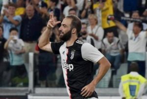 Sampdoria-Juventus, Higuain furioso con Sarri per sostituzione: lancia giubbotto a terra