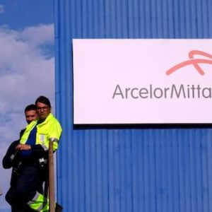 Ex Ilva, accordo tra ArcelorMittal e i commissari. Sindacati: "Non si decide senza lavoratori"