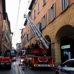 Bologna, incendio in un palazzo nel centro storico: morta una donna