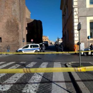 Roma, scooter si scontra con autocarro del servizio giardini: un morto