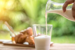 Bere latte intero riduce il rischio di sovrappeso e obesità infantile