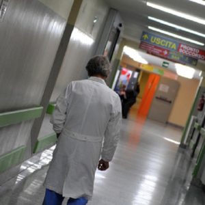 Ospedali: medici in corsia dai 27 ai 70 anni. E più soldi