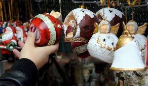 Roma, chiude il mercatino di Natale a Piazza Navona: sequestri per rischi sicurezza