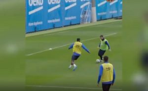 Messi, prodezza in allenamento: dribbling, palla nascosta e pallonetto VIDEO