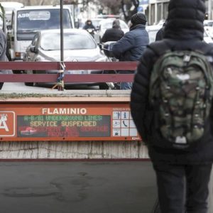Roma, donna militare suicida nei bagni della metro Flaminio: si è sparata con la pistola d'ordinanza
