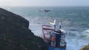 Maltempo, in Sardegna nave cargo si incaglia a Sant'Antioco VIDEO