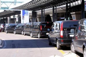 Fiumicino, autista Ncc investe vigile all'aeroporto e scappa: era stato fermato per un controllo