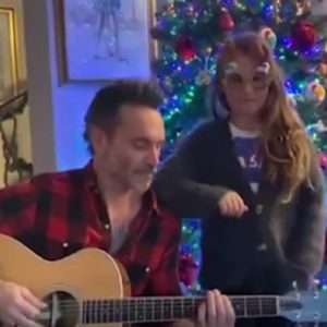 Nek e duetta con la figlia per Natale cantando "Jingle Bells Rock" VIDEO