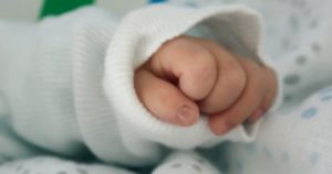 Padova, mamma scuote troppo forte il figlio di 5 mesi: è in coma