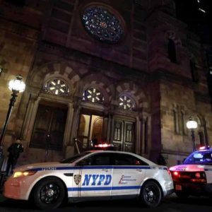 New York, afroamericano entra col machete in casa del rabbino e fa cinque feriti