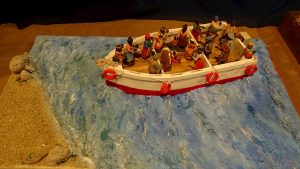 Padula (Salerno), nel presepe Gesù Bambino migrante sul barcone. Ed è polemica