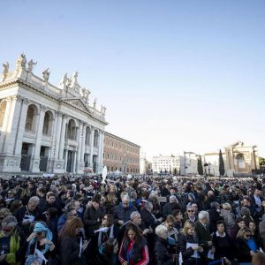 Sardine a Roma: la manifestazione in piazza San Giovanni, tra Bella Ciao e la Costituzione