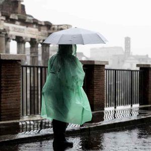 Roma chiusa per pioggia, tutti contro la Raggi. L'ironia di Sala: "Milano non si ferma per neve"