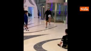Cristiano Ronaldo palleggia con un bimbo senza gambe: "Sei una vera ispirazione" VIDEO