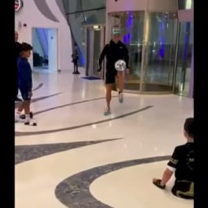 Cristiano Ronaldo palleggia con un bimbo senza gambe: "Sei una vera ispirazione" VIDEO