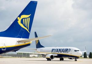 Ryanair, voli dirottati per il maltempo: passeggeri trasferiti in bus dopo ore