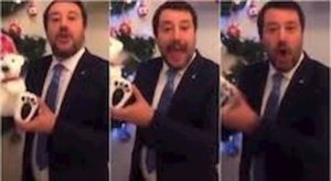 Matteo Salvini canta Jingle Bells con l'orsacchiotto su TikTok. E con balletto VIDEO