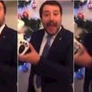 Matteo Salvini canta Jingle Bells con l'orsacchiotto su TikTok. E con balletto VIDEO