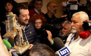 Congresso Lega a Milano, Salvini col presepe in mano: "E' un battesimo". Standing ovation per Bossi che gli toglie il simbolo
