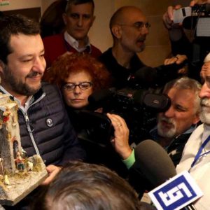 Congresso Lega a Milano, Salvini col presepe in mano: "E' un battesimo". Standing ovation per Bossi che gli toglie il simbolo