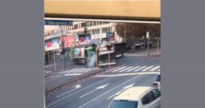 Milano, filobus non si ferma al semaforo e travolge camion dei rifiuti