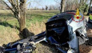 Incidente terrificante a Scorzè (Venezia): auto su albero si spezza in due, morto passeggero