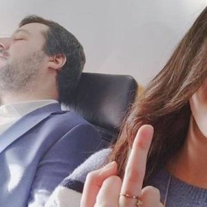 Selfie con Salvini in aereo: lui si addormenta, la passeggera fa il dito medio FOTO