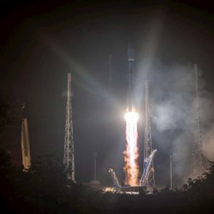 Soyuz lanciata nello spazio con il satellite italiano Cosmo SkyMed