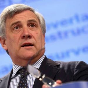 Cannabis, Antonio Tajani: "Dallo spinello si arriva all'eroina". La risposta sarcastica di Burioni