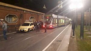 Torino, tram in retromarcia deraglia e travolge auto municipale: ferito un agente