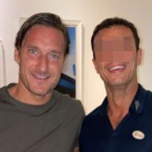 Francesco Totti rifiuta la foto con il fan: "Sono in vacanza". Poi cambia idea