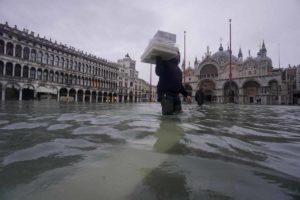 Maltempo Italia 23 dicembre 2019: incubo acqua alta a Venezia, alberi giù al Sud, vento a 100 km orari
