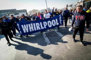 Whirlpool chiude a Napoli, sciopero di 16 ore in tutta Italia
