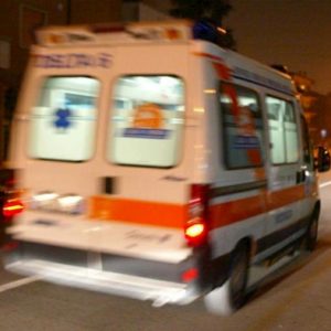 https://static.blitzquotidiano.it/wp/wp-content/uploads/2020/01/ambulanza-corre-ansa-1-300x300.jpg
