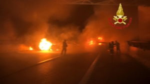 Assalto a furgone portavalori sull'A1 tra Lodi e Milano: auto in fiamme
