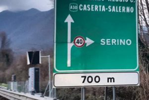 Autovelox nascosto dietro a un cartello autostradale sulla Avellino-Salerno