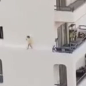 Tenerife, bimba corre sul cornicione del palazzo al quarto piano VIDEO