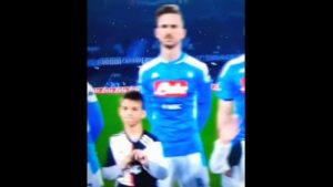 Napoli-Juventus, bimbo copre stemma dei bianconeri: "Sono una squadra di m...."
