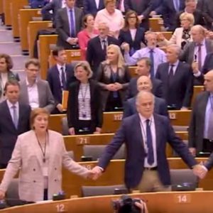 Brexit, via libera del Parlamento Ue: eurodeputati cantano commossi il "valzer delle candele" VIDEO