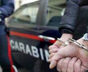 Cagliari: sequestra in casa, picchia e violenta una 50enne. Arrestato un 32enne