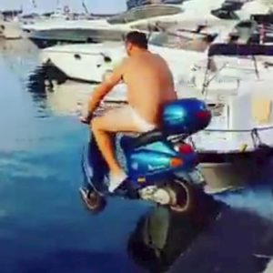 Balotelli prosciolto: lo scooter in mare per scommessa a Napoli non era reato
