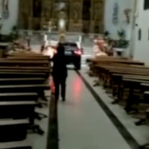 Spagna, si sente posseduto ed entra con il suv in chiesa VIDEO