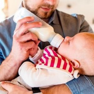 Maternità, ipotesi congedo unico di 6 mesi: un mese lo utilizzano i papà