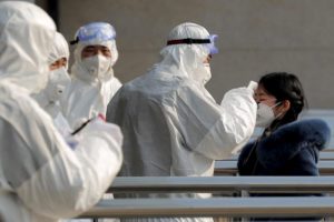 Coronavirus, l'epidemia accelera: 56 morti. Gli Usa portano via il personale diplomatico