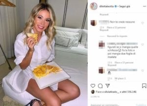 Diletta Leotta, foto mentre mangia tost e patatine fritte. Il web non le crede: "Al massimo due foglie di insalata"