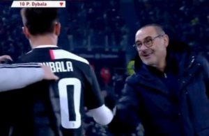 Juventus, pace tra Sarri e Dybala: sorriso e occhiolino al momento del cambio
