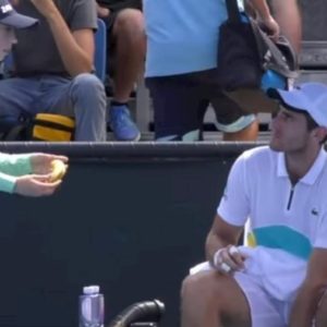 Australian Open, Benchetrit chiede alla raccattapalle di sbucciargli la banana VIDEO