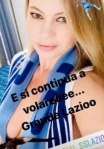 Anna Falchi, altra foto su Instagram per la Lazio: sotto la sciarpa niente...