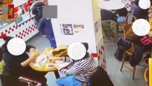Milano, furto nel fast food: così due immigrati rubano uno zainetto VIDEO