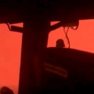 Incendi in Australia, il cielo rosso fuoco: ecco cosa si vede dall'aereo dei soccorritori VIDEO